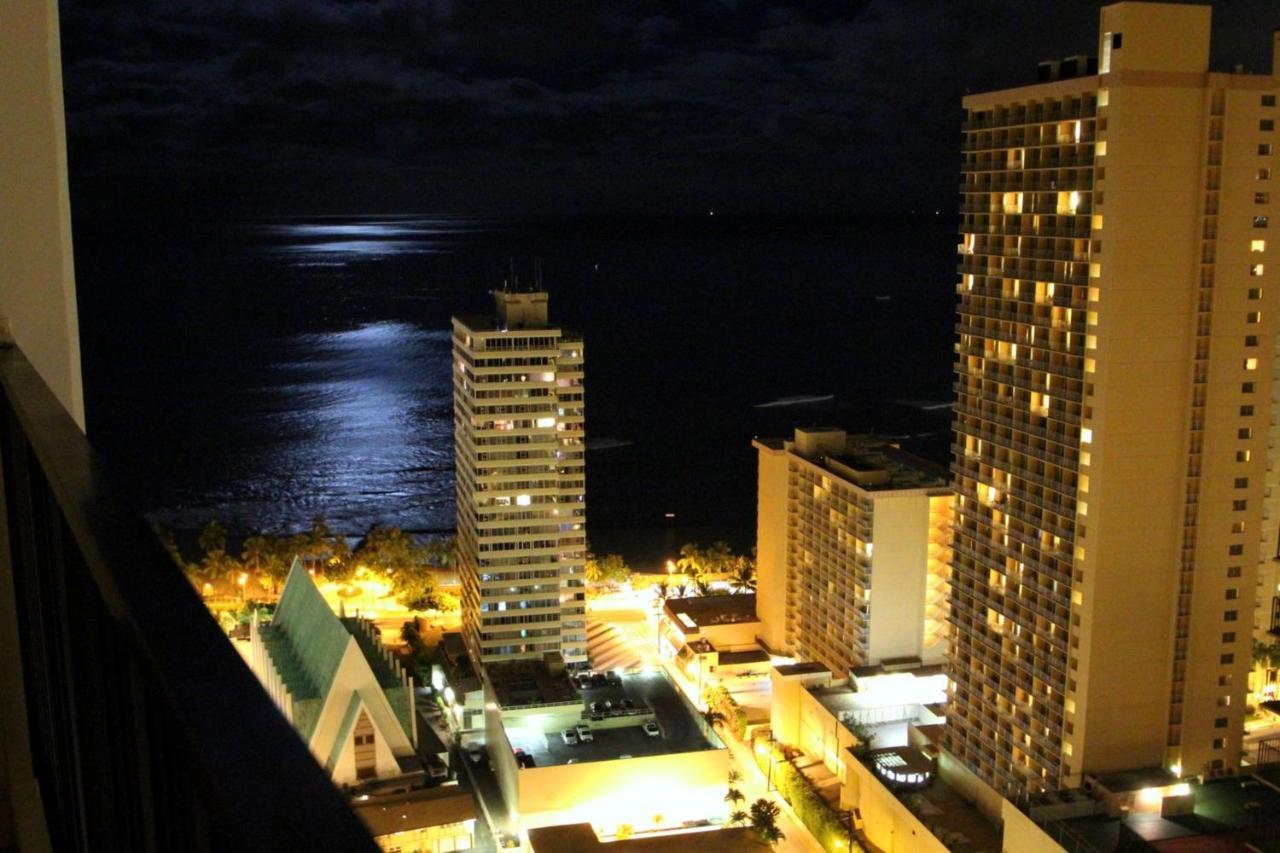 Waikiki Banyan By Darmic Oahu Exterior foto