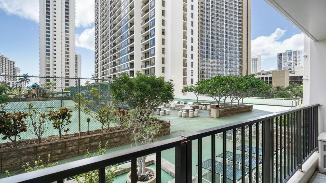 Waikiki Banyan By Darmic Oahu Exterior foto